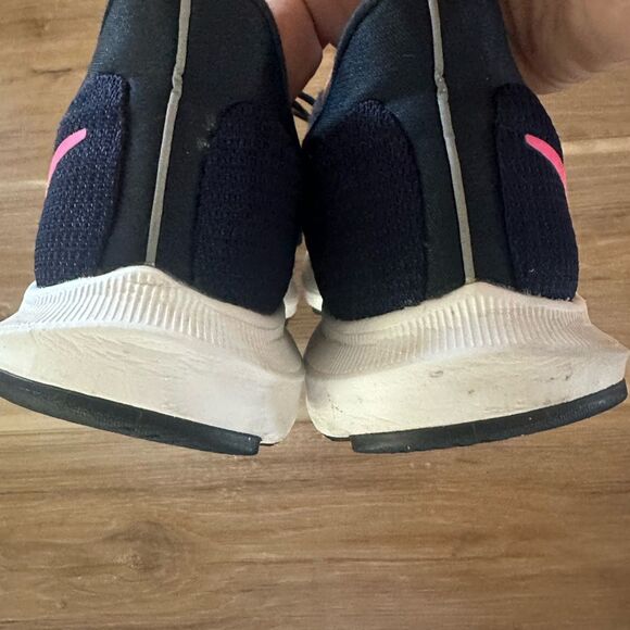 Nike Quest Running Sneaker 10 Woman’s - Picture 6 of 7